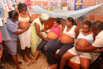 Un grupo de parteras de Buenaventura examinan mujeres embarazadas para predecir el sexo de la criatura y calcular el momento del parto. Foto: Manuel Saldarriaga.