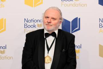 El dramaturgo Jon Fosse con la medalla del Premio Nobel de Literatura. Foto: GETTY