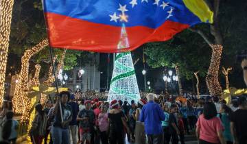 En plena crisis, Venezuela celebra la Navidad desde octubre. Por segundo año consecutivo, el país ha decidido adelantar las festividades navideñas, con el propósito de incentivar el consumo, fortalecer la unión cultural y brindar un respiro de esperanza a la población en medio de la difícil situación que atraviesa. Foto: GETTY