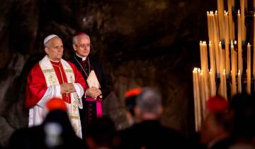 El papa León XIV reza el Rosario junto al arzobispo italiano Diego Ravelli en la Gruta de las Apariciones de Massabielle, en el Santuario de Nuestra Señora de Lourdes. Foto: AFP