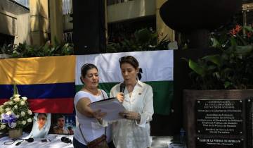 Periodistas y comunicadores se reunieron en Medellín para rendir homenaje a Mateo Pérez Rueda y exigir garantías para el ejercicio periodístico en Colombia. Foto: Camilo Súarez