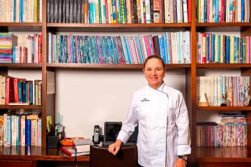 Su biblioteca llena de libros sobre gastronomía es también el espacio ideal de Anita Botero para crear. FOTO Cortesía María Camila Calle Botero