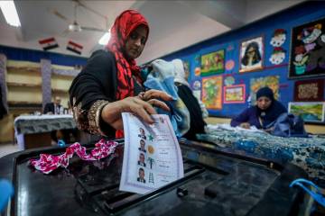 Una mujer vota para las elecciones presidenciales en la Escuela Mártir Mohamed Savwaf en la ciudad de Shibin El Qanater, El Cairo, Egipto, el 12 de diciembre de 2023. Foto GETTY.