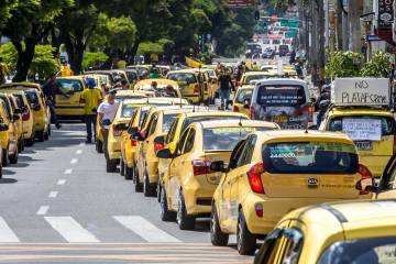 En ciudades como Bogotá, Medellín y Cali, los taxistas comenzaron a concentrarse en varias vías estratégicas. Foto: Juan Antonio Sánchez