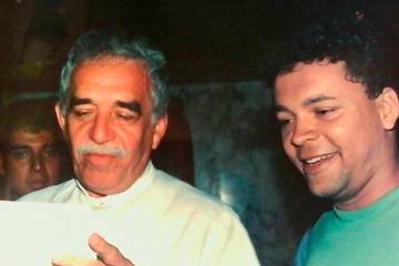 En marzo de 1991, durante el Festival de Cine de Cartagena, Arango le regaló a García Márquez su primer libro de cuentos. Foto cortesía del autor.