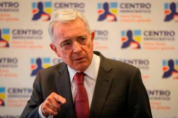 Álvaro Uribe ha mantenido una posición crítica en ciertos aspectos frente al Gobierno de Gustavo Petro. FOTO: COLPRENSA