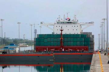 Barcos de Estados Unidos no pagarán tarifa al cruzar el Canal de Panamá, dice la Casa Blanca