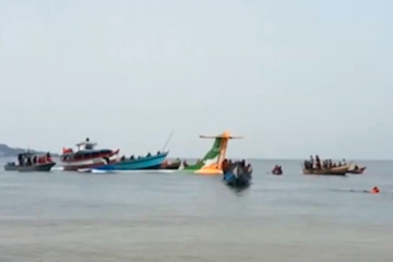 Videos divulgados en los medios locales muestran al avión parcialmente sumergido, mientras los rescatistas en el agua intentan salvar a los supervivientes. FOTO: CAPTURA DE PANTALLA