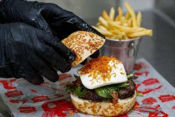 Comerse una hamburguesa ahora es 40% más caro que hace un año, ¿por qué? 