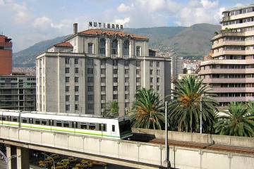 Las vistas del hotel son de las más conocidas del centro. En sus balcones la gente se fotografía con el conjunto de la Plaza Botero y la Estación Parque Berrío en el fondo. Fotos: Archivo.