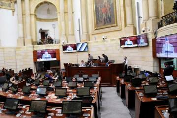Según el Decreto 1779 de 2020, firmado por el presidente Iván Duque, el reajuste a la asignación mensual a los miembros del Congreso es retroactiva desde enero 2020 y el 1780, muestra una nivelación salarial de los empleados del órgano legislativo. FOTO Colprensa