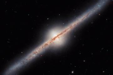 Galaxia UGC 10043, vista de lado por el telescopio espacial Hubble. Foto Cortesía Europa Press ESA/HUBBLE & NASA, R. WINDHORST, W. KEEL