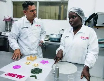 Funcionarios de Alsec muestran algunos de los diseños de alimentos en 3D. FOTO: Julio Herrera.