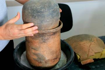 La vasija y otras piezas encontradas durante la construcción de la vía se expondrán al público. FOTO ESNEYDER GUTIÉRREZ