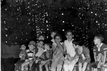 Un grupo de niños disfruta las luces en el parque de Bolívar en 1973. FOTO ARCHIVO EL COLOMBIANO