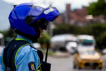 El agente de tránsito de Medellín que es un “cazapichurrias” en redes sociales