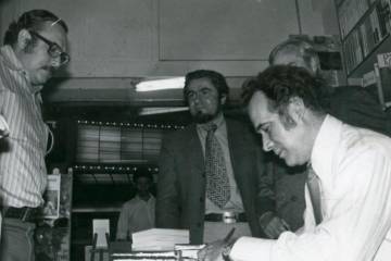Manuel Mejía Vallejo firmando su libro Aire de Tango en la Librería Aguirre. Al frente Elkin Restrepo. Foto Archivo.