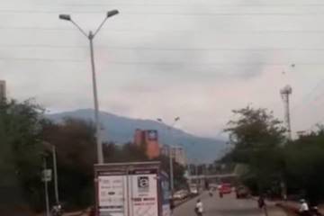 El animal corría por plena autopista y al cambiar de calzada arrolla al motociclista. IMAGEN CAPTADA DE VIDEO DENUNCIAS ANTIOQUIA