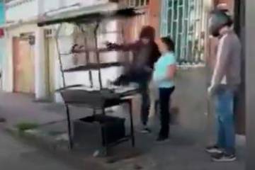 Momento de la agresión a la vendedora de arepas. FOTO: CAPTURA DE VIDEO
