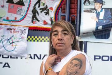 Beatriz Méndez, con los zapatos de su hijo y un tatuaje de su rostro, en la plaza de Bolívar durante el acto de excusas públicas el pasado 3 de octubre. Foto: Cortesía Paula Dpablos.