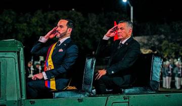 El presidente De la Espriella junto al ministro de Defensa, Jorge Eduardo Mora, en un vehículo militar en el Cantón Nápoles, sur de Cali. FOTO: FUERZAS MILITARES DE COLOMBIA
