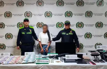 En el allanamiento fue capturda una mujer de 24 años; decomisaron armas y dinero en efectivo. FOTO: POLICÍA