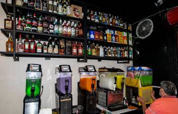 En la licorera El Chuzo de J, ubicada en El Poblado, lo que más se vende es el tequila, el aguardiente y el ron. FOTO JAIME PÉREZ