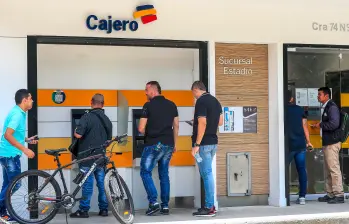 Desde la madrugada de este viernes se reportan fallas en los cajeros de Bancolombia. Foto: Juan Antonio Sánchez