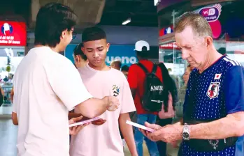 El libro se distribuyó gratuitamente en los sistemas de transporte masivo de Bogotá y de Medellín. FOTO: Cortesía Alcaldía de Medellín