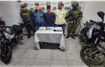 Tres de los capturados en los dos operativos del Ejército en el Suroeste antioqueño. FOTO Cortesía Cuarta Brigada.