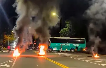 Algunos manifestantes estarían intimidando a ambulancias y quemando vehículos en plena vía pública, denunció la Gobernación de Antioquia. FOTO: Captura de video