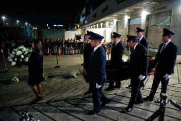 Se realizó una corta calle de honor, entre la salida de la zona de carga hasta el carro fúnebre a su llegada al aeropuerto de Bogotá. FOTO Colprensa.