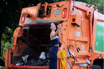 Una cantante lírica acompañó a los carros recolectores para recordarles a los vecinos el compromiso de sacar la basura. Foto: Cortesía