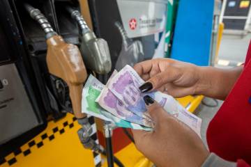 Precio de la gasolina en Colombia estaría $2.400 más caro de lo que debe, advierte experto