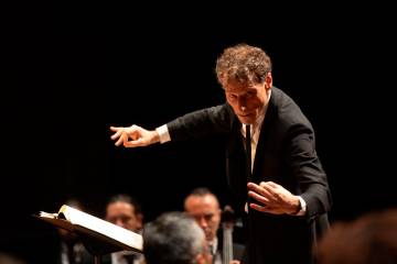 El director titular, Davir Greilsammer, dirige la Sinfonía N°9 de Beethoven. FOTO: Esneyder Gutiérrez