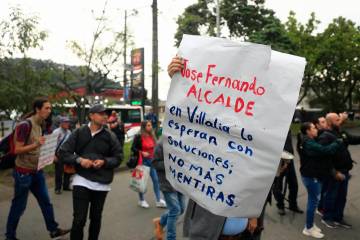 Con carteles y pancartas los ciudadanos bloquean la vía de acceso al corregimiento. FOTO CAMILO SUÁREZ