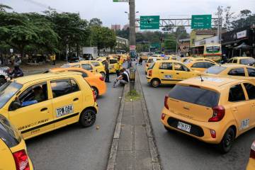 Los taxistas de Medellín atendieron el llamado nacional al gremio para cesar sus actividades este miércoles. FOTO: ESNEYDER GUTIÉRREZ