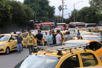 Cerca de la Terminal del Norte, los taxistas bloquean el paso de los carros que van en ambos sentidos y de otros vehículos de servicio público que salen de la terminal. FOTO: ESNEYDER GUTIÉRREZ