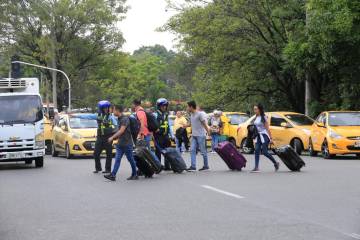 Viajeros que necesitan llegar o salir de la Terminal del Sur o el aeropuerto Olaya Herrera han tenido que caminar varias cuadras con sus maletas para llegar a sus destinos. FOTO: ESNEYDER GUTIÉRREZ