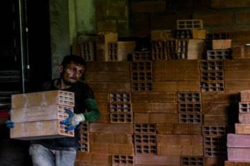 La Gobernación de Antioquia está canalizando el envío de ladrillos y otros insumos a través de un banco de materiales. FOTO Camilo Suárez.