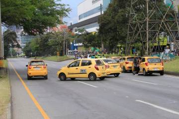 En el sur del Valle de Aburrá también se presentan bloqueos en los que las autoridades intentan mediar. FOTO: ESNEYDER GUTIÉRREZ