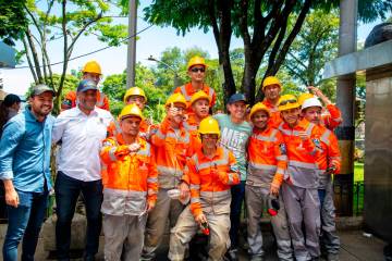 Las cuadrillas de la alcaldía llegan hasta los barrios para mejorar la infraestructura urbana, de la mano del alcalde Federico Gutiérrez. Foto: Cortesía