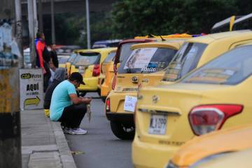 Otros taxistas parquearon sus vehículos en bahías y otras zonas autorizadas para no bloquear las vías de la ciudad. FOTO: ESNEYDER GUTIÉRREZ