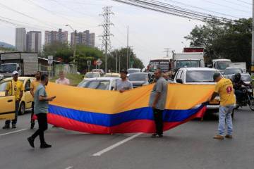 Otros, en cambio, sí prefirieron colapsar el tráfico en algunas vías de la ciudad para visibilizar aún más la problemática del gremio. FOTO: ESNEYDER GUTIÉRREZ