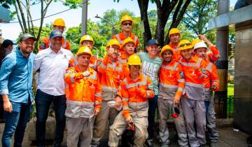 Las cuadrillas de la alcaldía llegan hasta los barrios para mejorar la infraestructura urbana, de la mano del alcalde Federico Gutiérrez. Foto: Cortesía