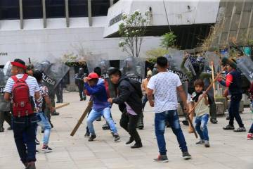 Los manifestantes atacaron con palos y objetos contundentes al Esmad mientras intentaban derribar las vallas por no permitirles el ingreso nuevamente al centro administrativo. Foto: Esneyder Gutiérrez