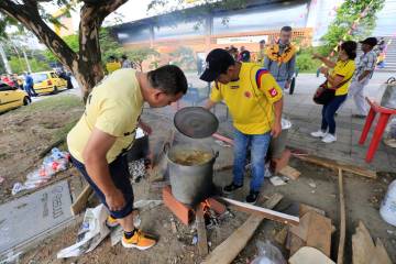 En varios puntos de la ciudad los taxistas montaron sancochos y ollas comunitarias para calmar el hambre durante la jornada. FOTO: ESNEYDER GUTIÉRREZ