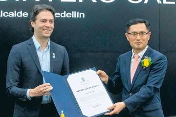 Las 20 motos eléctricas fueron entregadas como parte del convenio entre la República de Corea y la Alcaldía. FOTOS CORTESÍA - ALCALDÍA DE MEDELLÍN