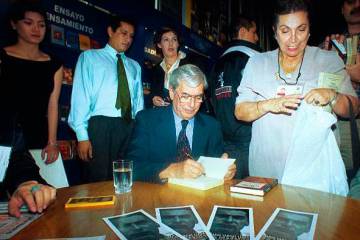 Vargas Llosa vino a Medellín cuando todavía no era Nobel, en 1999. Foto: Archivo EC