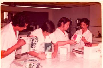 La línea de producción de Familia era manual con trabajadores que empacaban servilletas y rollos de papel higiénico. Esos fueron los primeros productos de la empresa. FOTO Cortesía